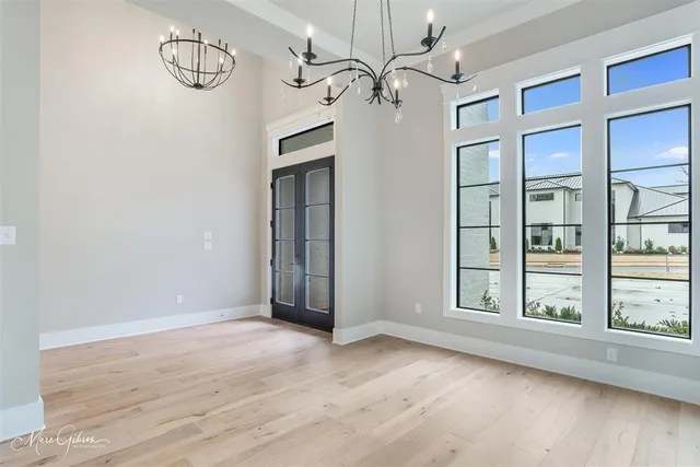 en empty room with windows and ceiling fan