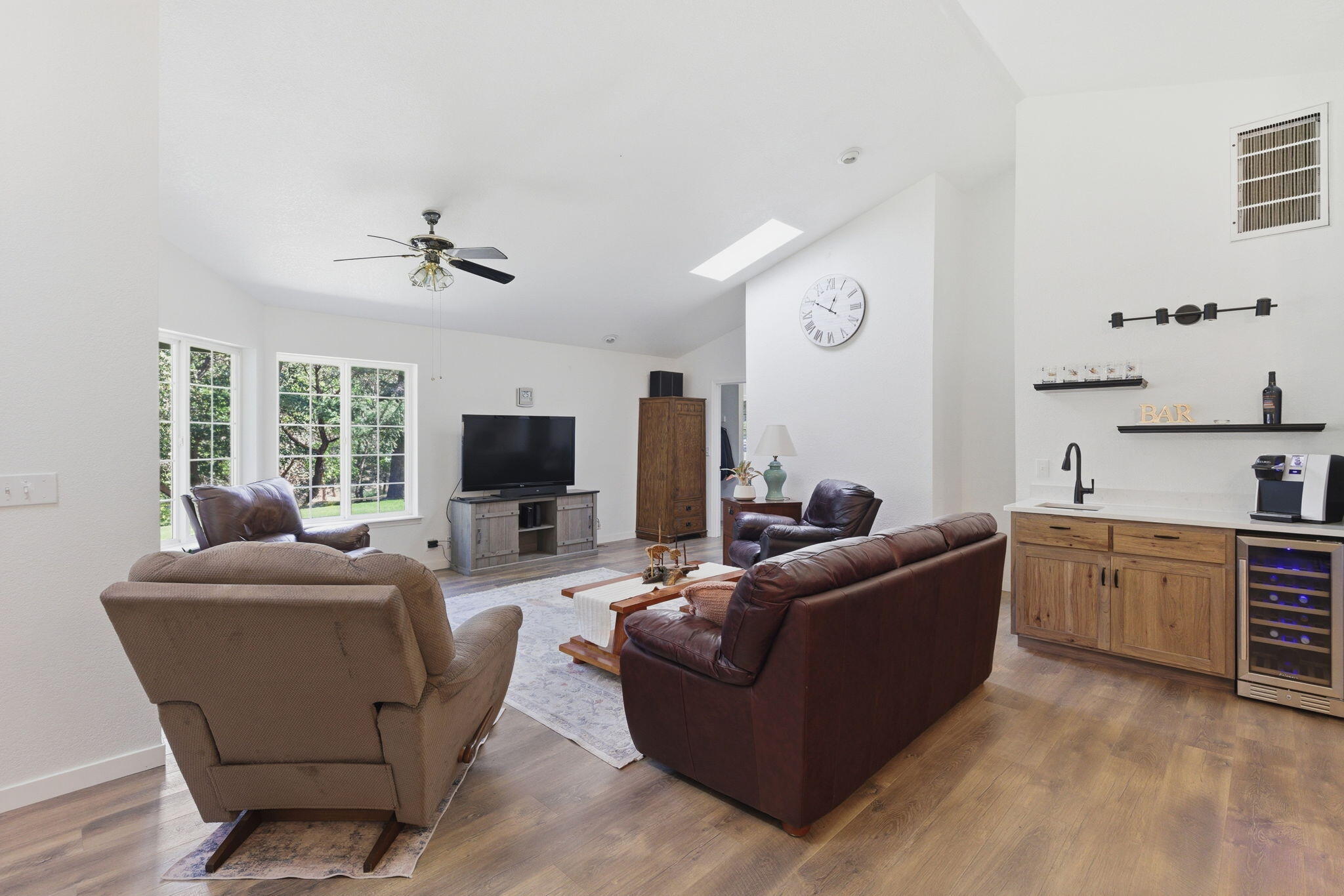 190 Spring Oak Way Merlin, OR 97532 - Photo 13 of 34 Living Room