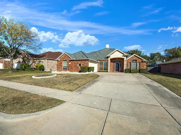 a view of house with a yard