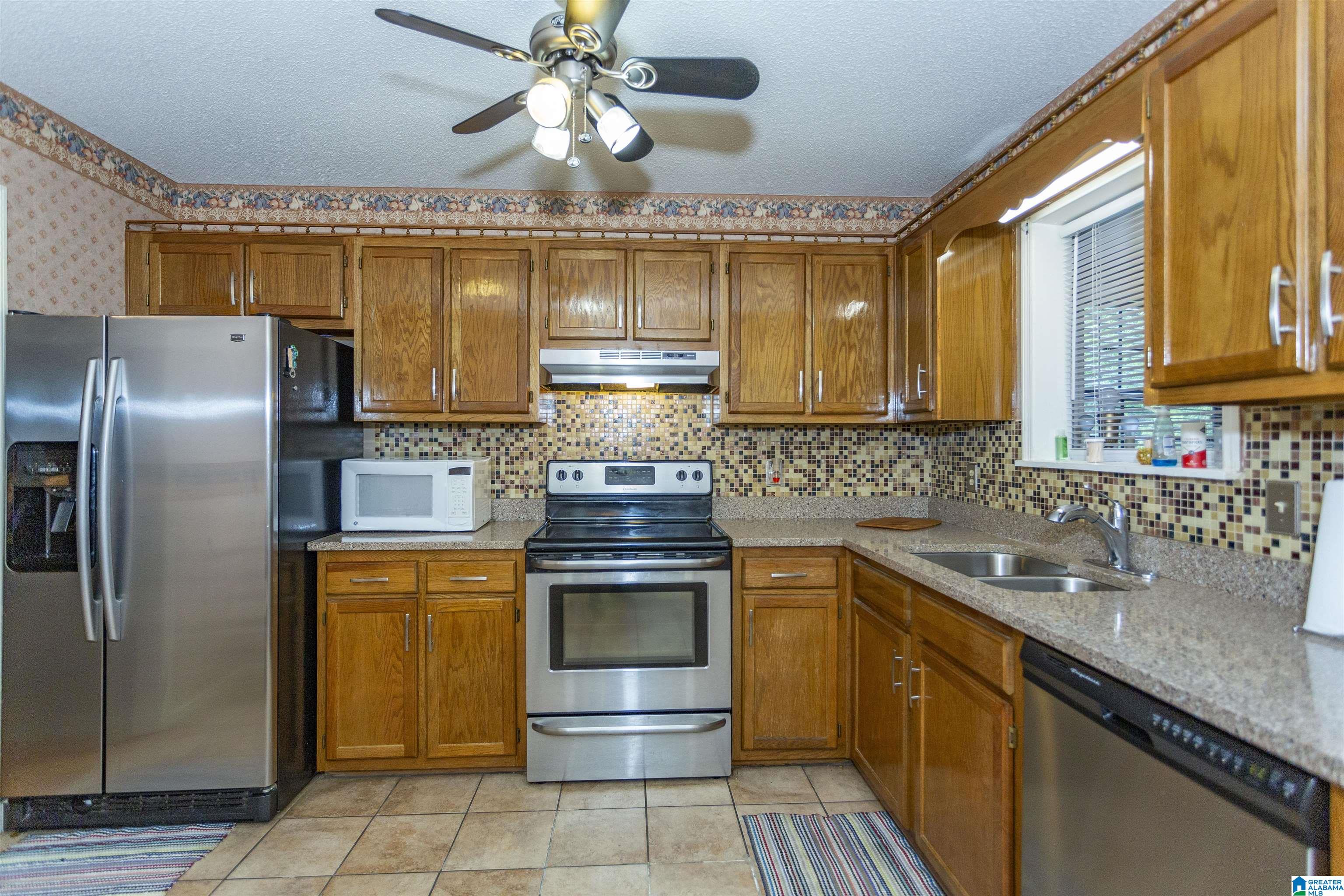 609 Live Oak Circle Fairfield, AL 35064 - Photo 11 of 28