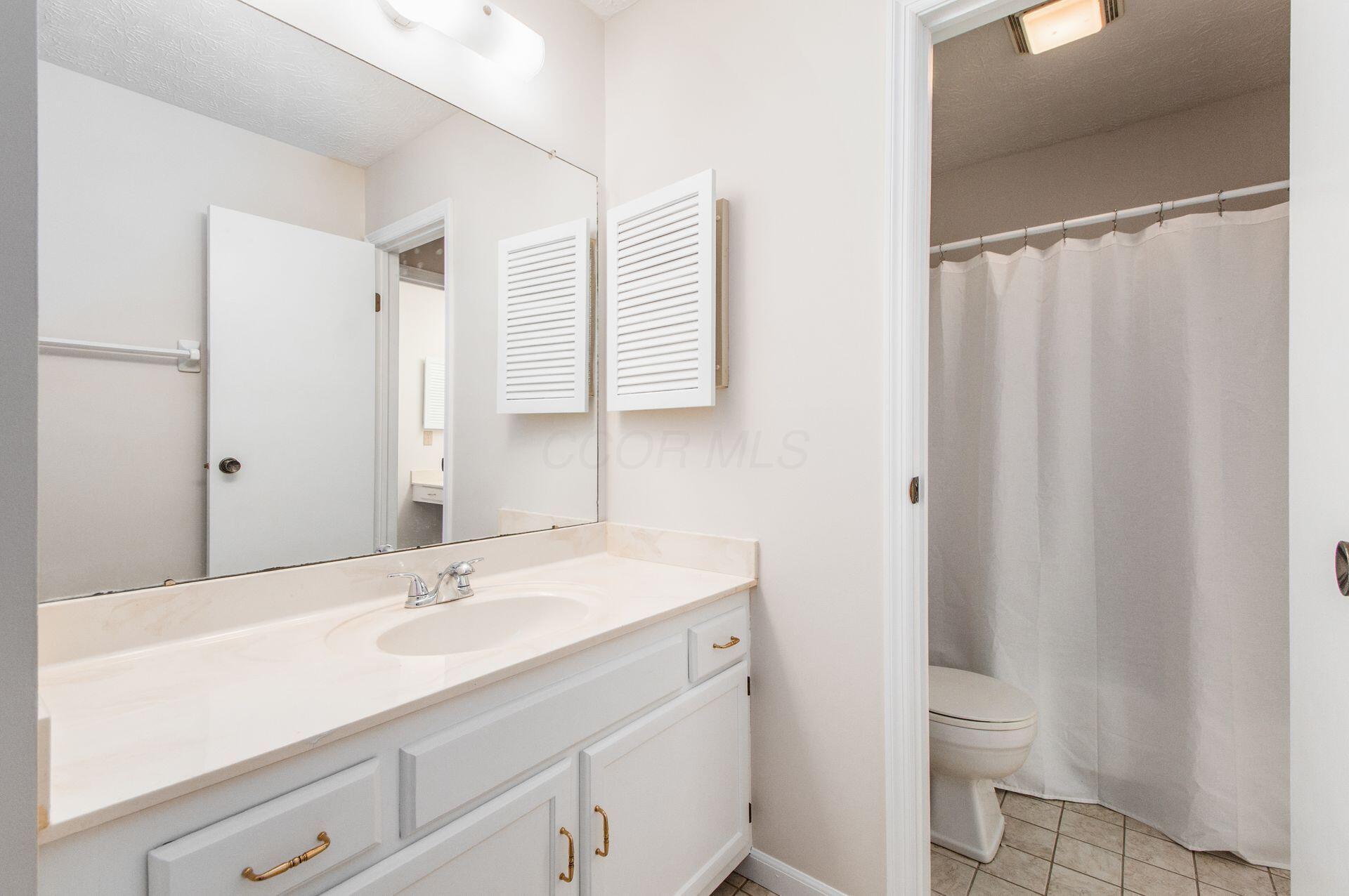 5370 Reed Road, Unit 66 Columbus, OH 43235 - Photo 31 of 43 Upstairs Full Bath