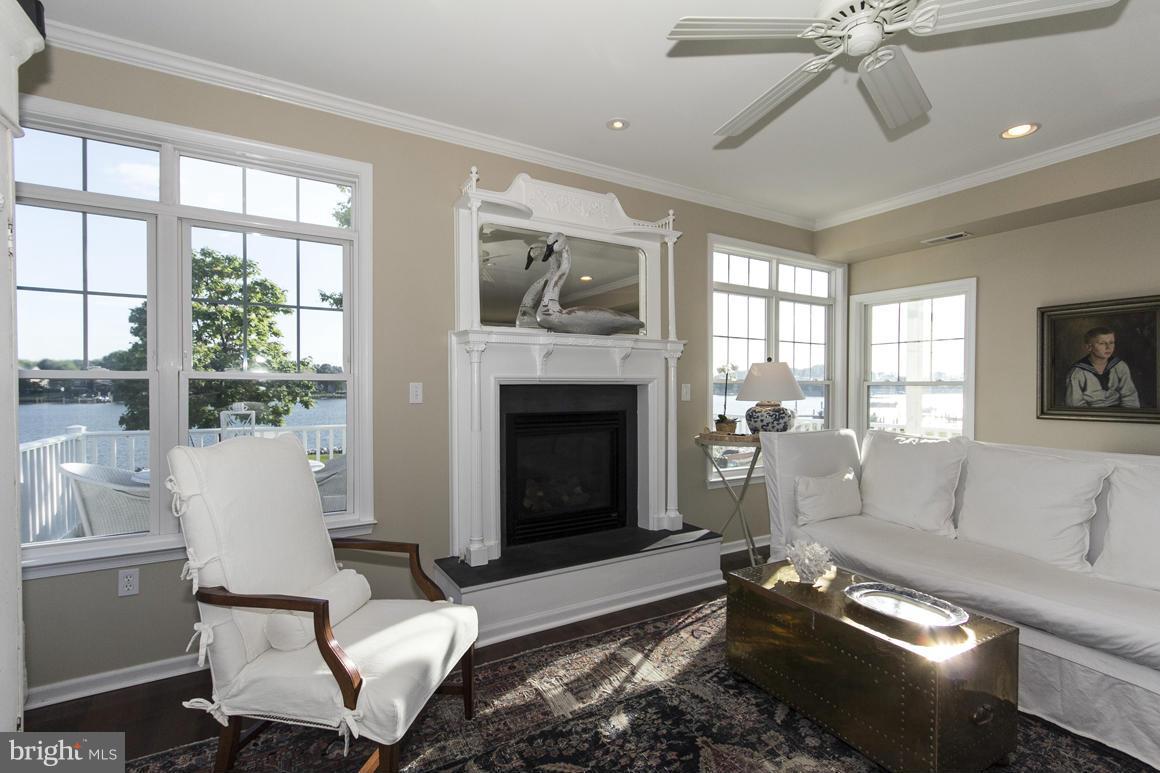 806 Seneca Park Road Baltimore, MD 21220 - Photo 5 of 22 Living Room