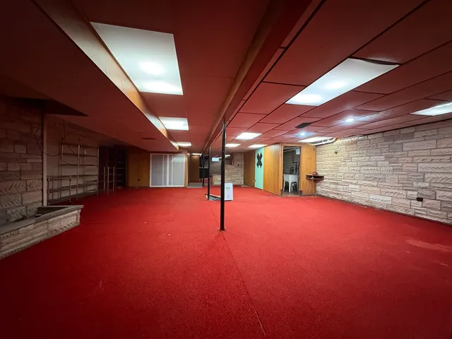 a view of empty room with a ceiling fan