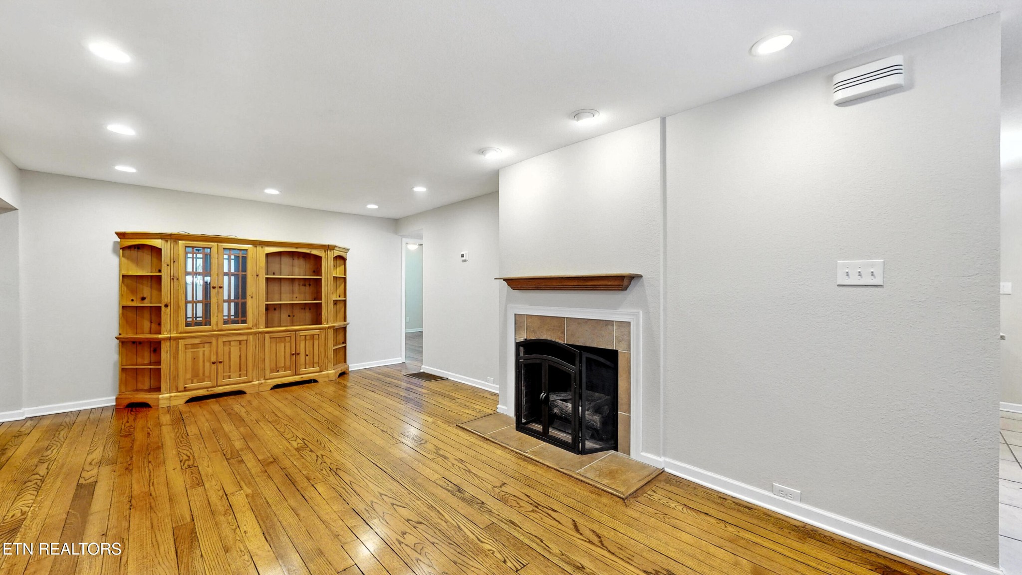 110 Ogden Circle Oak Ridge, TN 37830 - Photo 9 of 50 a view of an empty room with wooden floor and a window