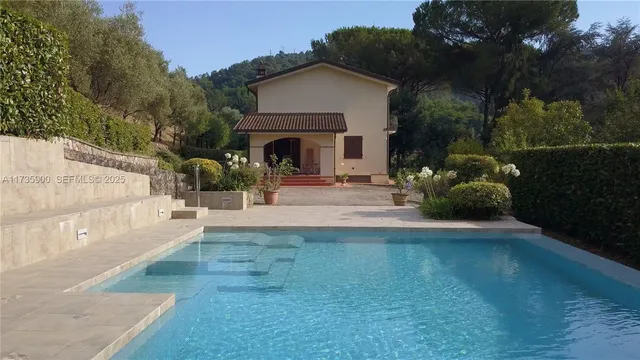 a view of a house with backyard and porch