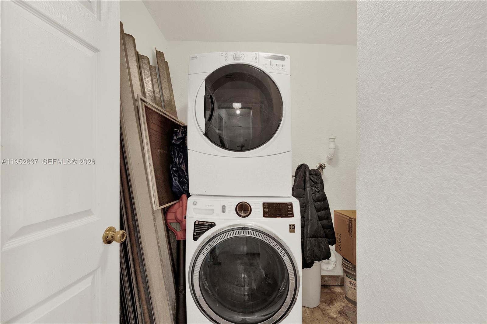 474 East 10th Street Hialeah, FL 33010 - Photo 24 of 38 a utility room with dryer and washer