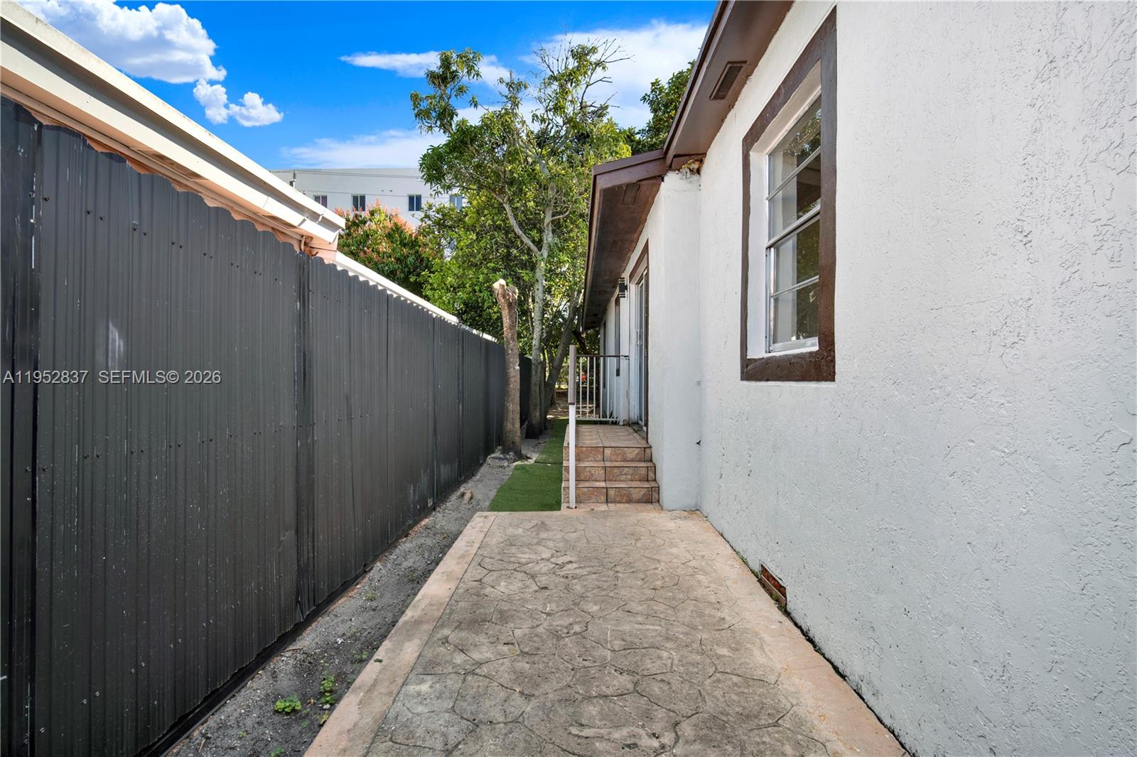 474 East 10th Street Hialeah, FL 33010 - Photo 29 of 38 a view of a back yard of the house