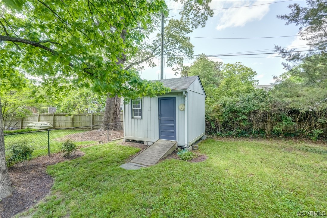 1802 Bremo Road Richmond, VA 23226 - Photo 37 of 50 a backyard of a house with plants and large tree