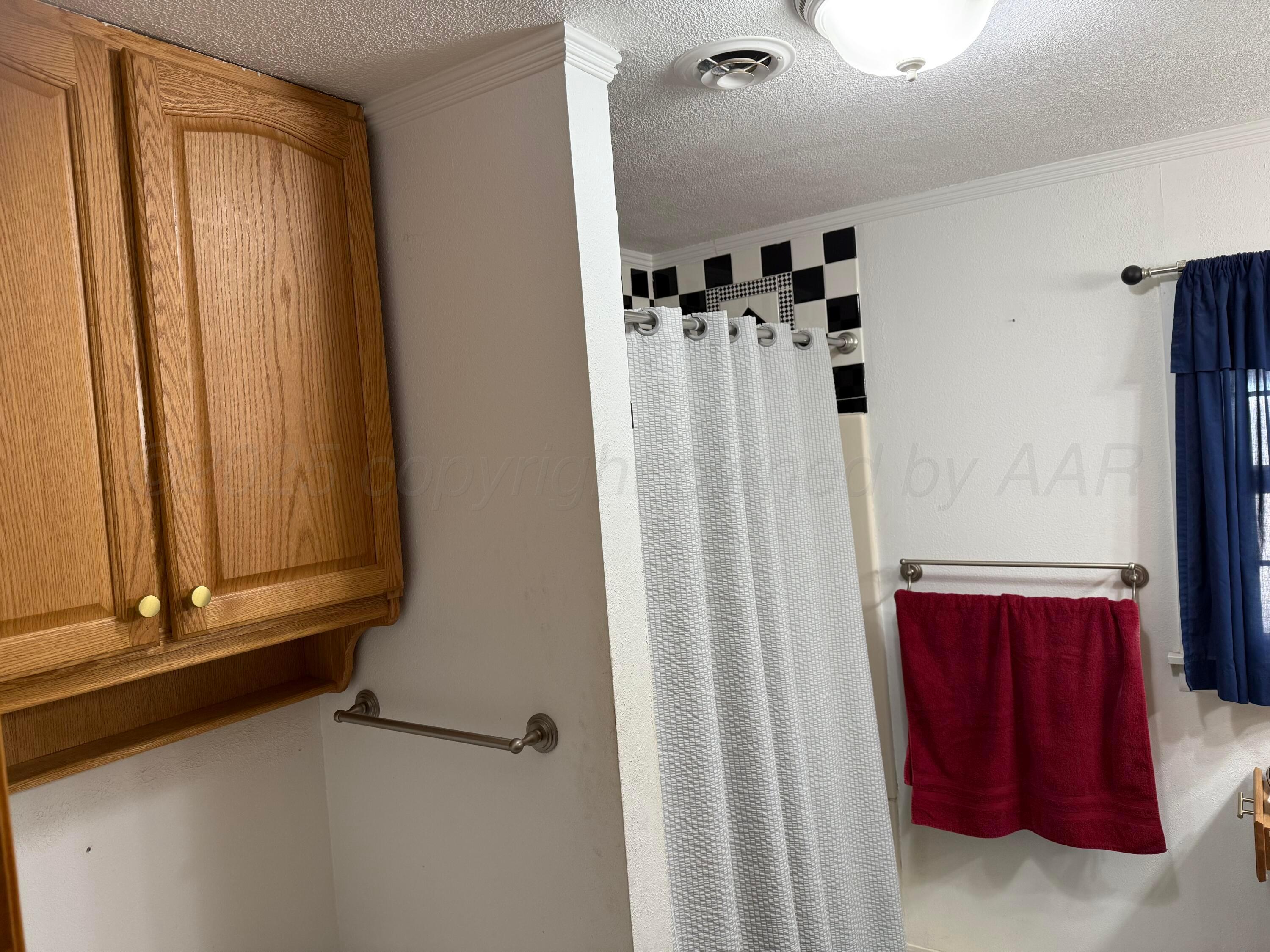 1915 Williston Street Pampa, TX 79065 - Photo 11 of 19 Hall bath