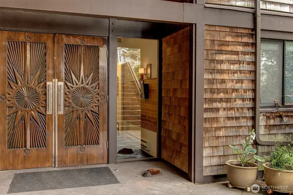 a view of entryway with a outdoor space