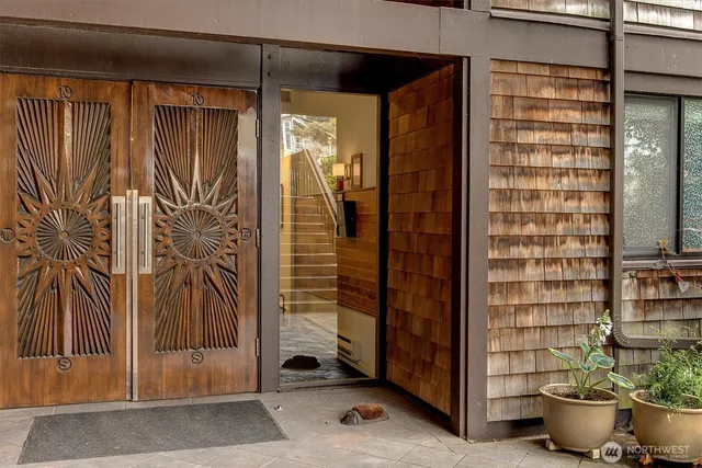 a view of entryway with a outdoor space