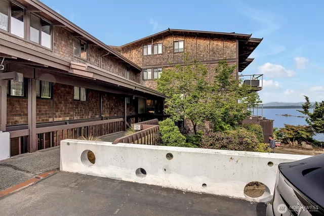 $725,000 | 3717 Beach Drive Southwest, Unit 207, Seattle, WA 98116