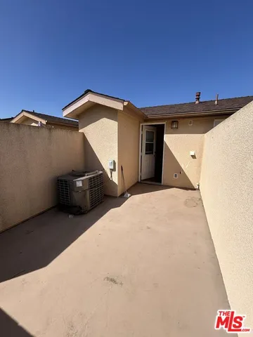 a view of a big room with a garage