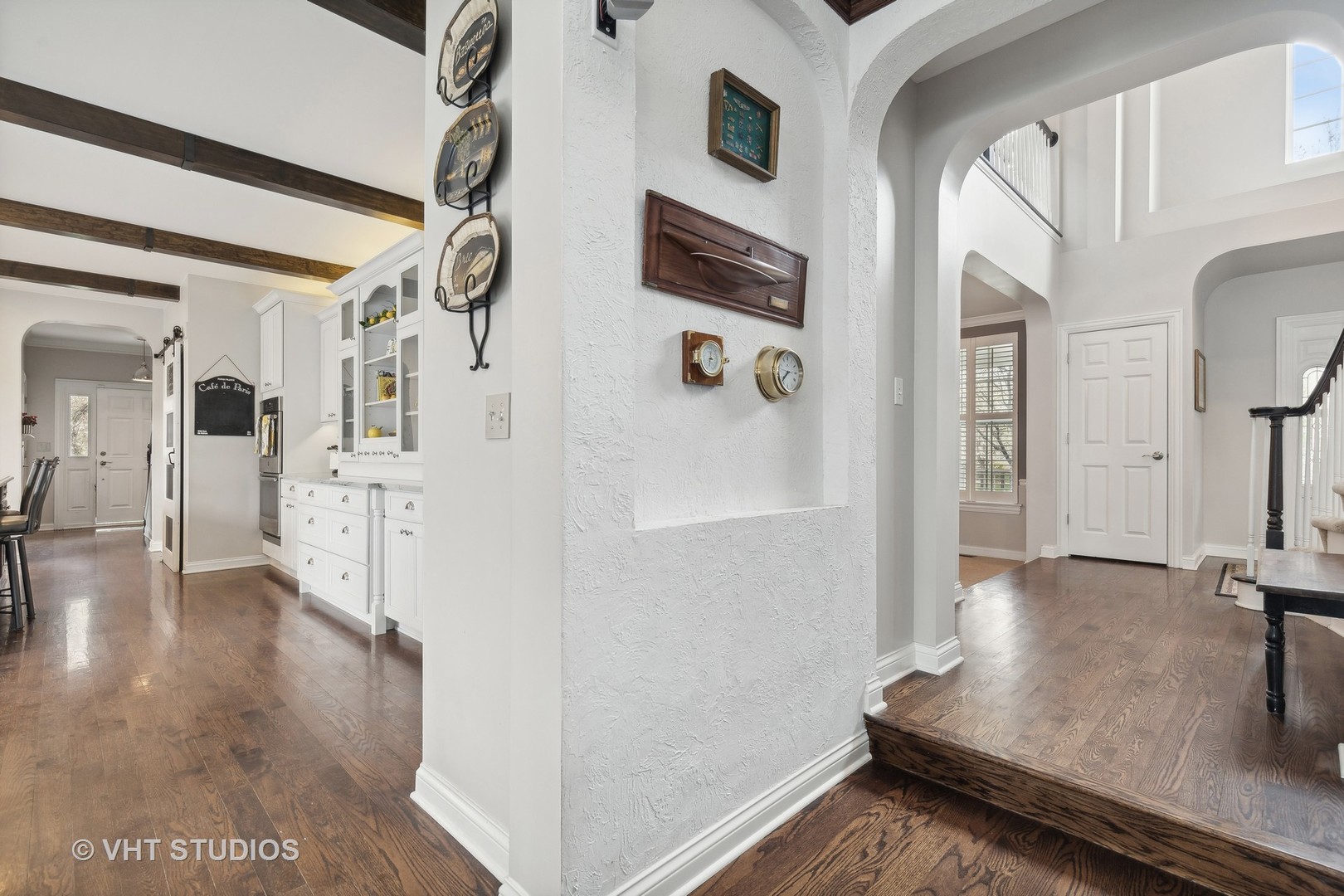 303 Saddle Lane Fox River Grove, IL 60021 - Photo 15 of 70 a view of a living room