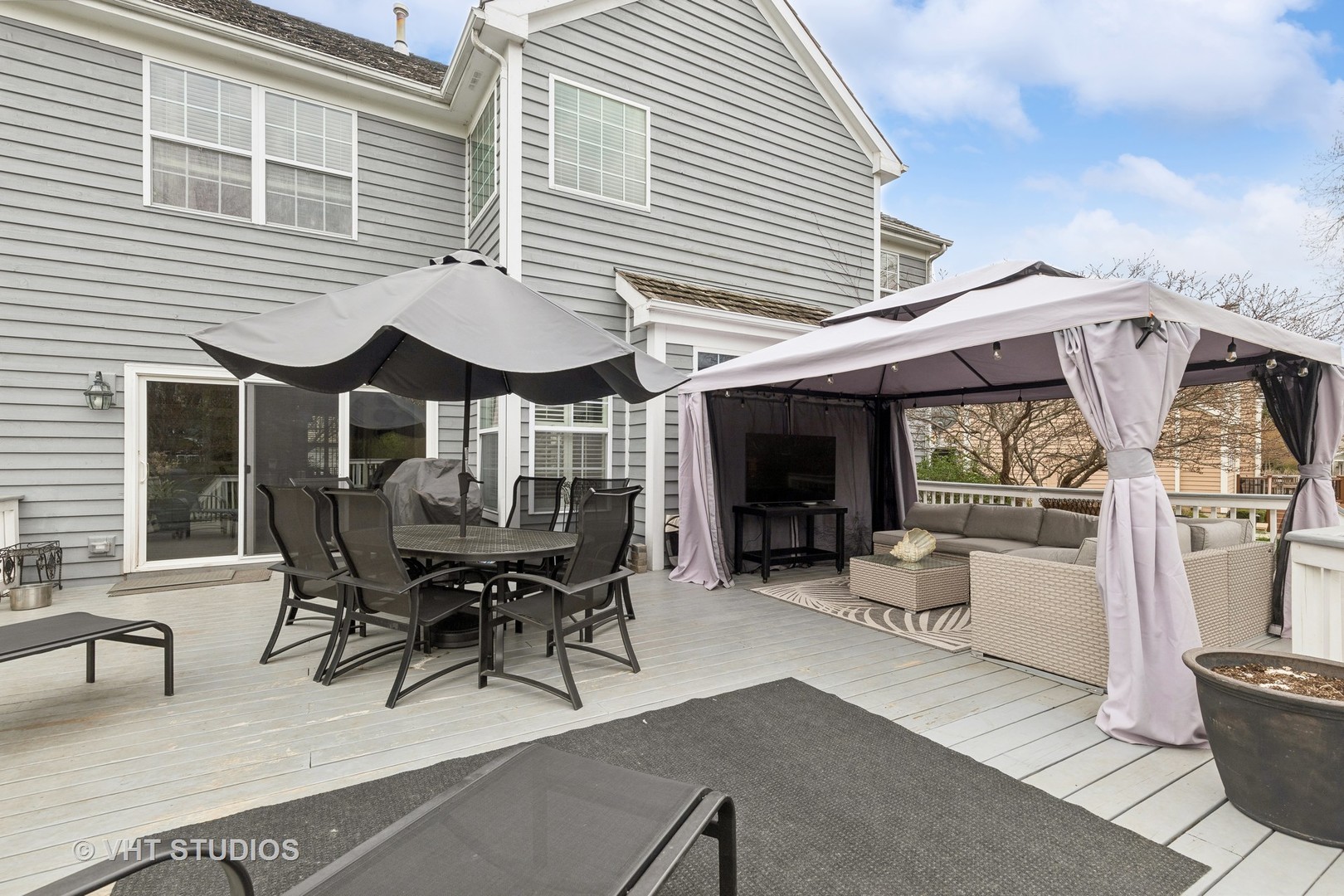 303 Saddle Lane Fox River Grove, IL 60021 - Photo 5 of 70 a view of a patio with table and chairs and potted plants
