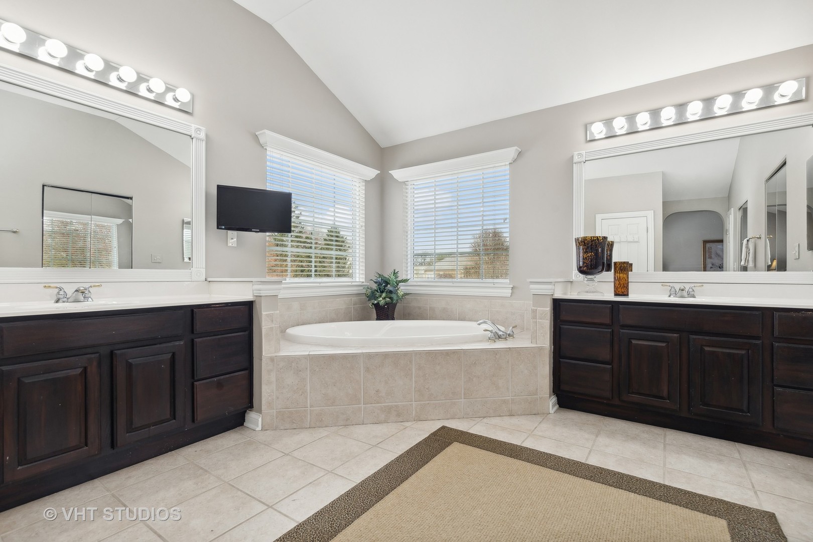 303 Saddle Lane Fox River Grove, IL 60021 - Photo 51 of 70 a spacious bathroom with a tub sink and a mirror