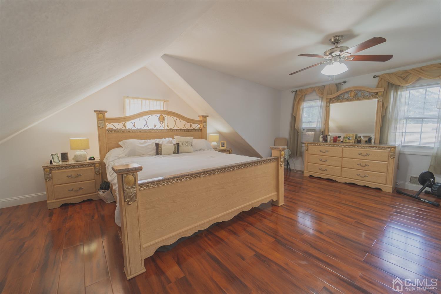 22 Richmond Road Edison, NJ 08817 - Photo 12 of 19 a bedroom with furniture and a mirror