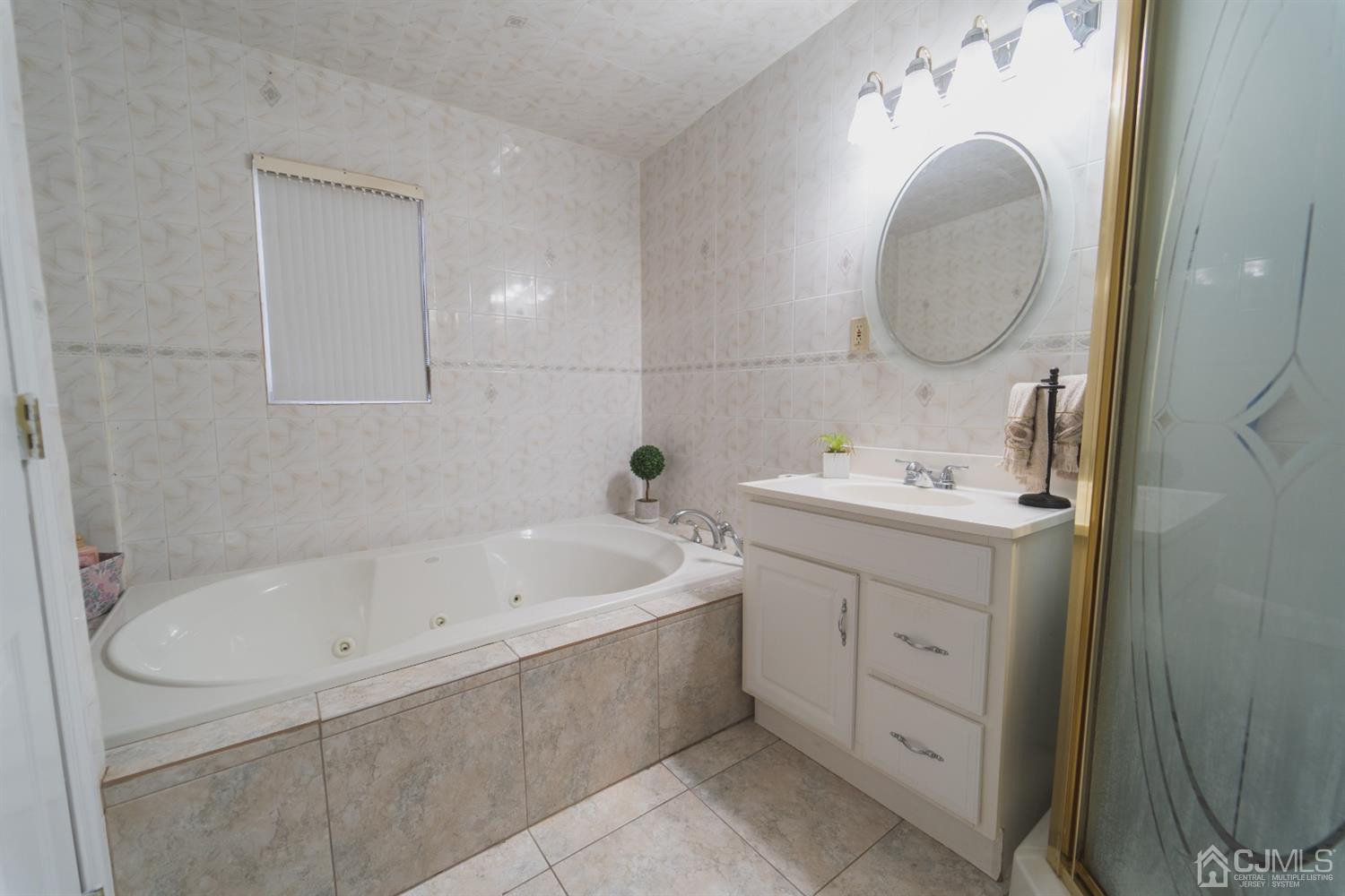22 Richmond Road Edison, NJ 08817 - Photo 14 of 19 a bathroom with a tub sink and mirror