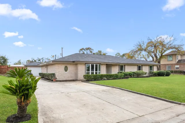 $425,000 | 6934 Heron Drive, Houston, TX 77087