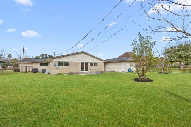 $425,000 | 6934 Heron Drive, Houston, TX 77087