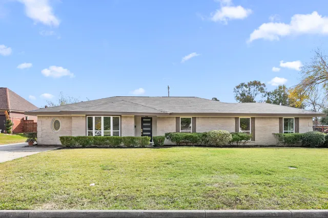 $425,000 | 6934 Heron Drive, Houston, TX 77087