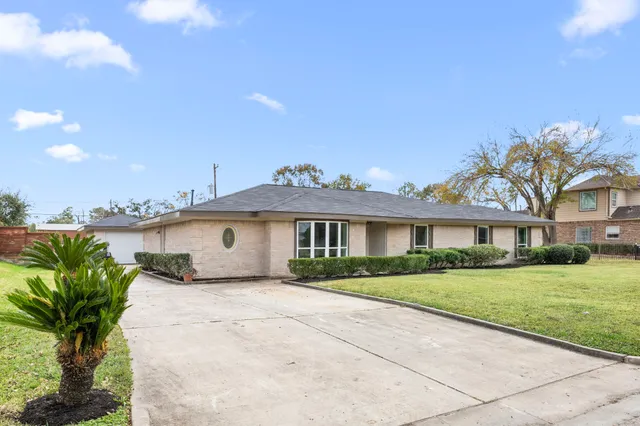 $425,000 | 6934 Heron Drive, Houston, TX 77087