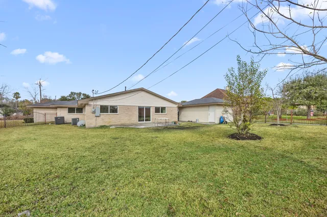 $425,000 | 6934 Heron Drive, Houston, TX 77087