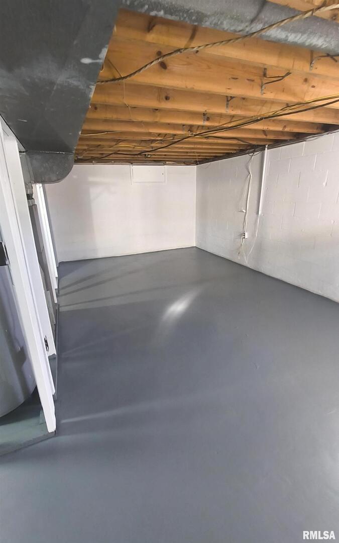 20 South Peach Street Du Quoin, IL 62832 - Photo 14 of 22 a view of walk in closet