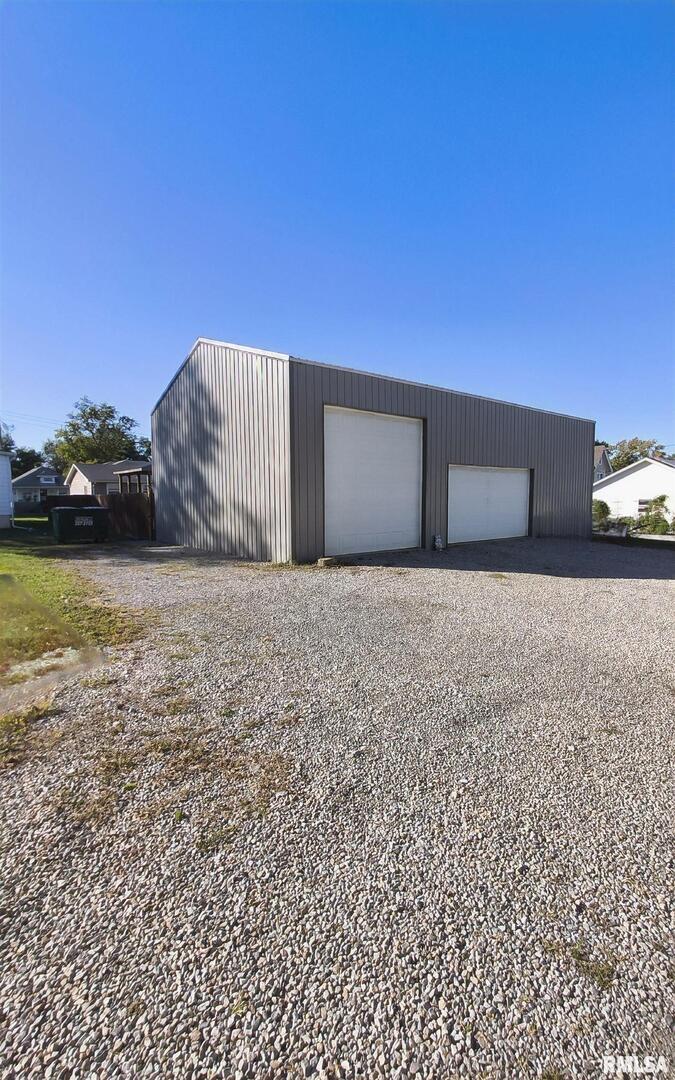 20 South Peach Street Du Quoin, IL 62832 - Photo 17 of 22 a view of a large tree with an empty room