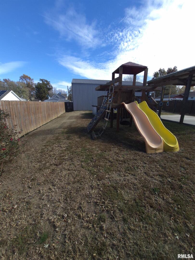 20 South Peach Street Du Quoin, IL 62832 - Photo 19 of 22 a view of a entertaining space