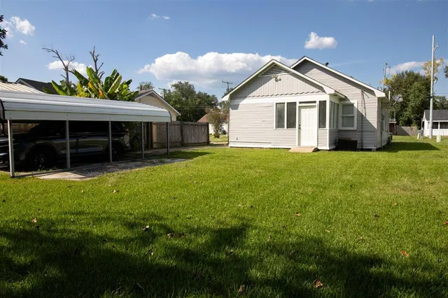 $975 | 910 Fall Street, Lake Charles, LA 70601