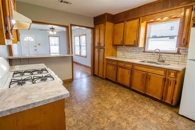 $975 | 910 Fall Street, Lake Charles, LA 70601