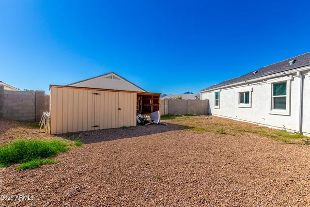 a view of a house with backyard and a tree