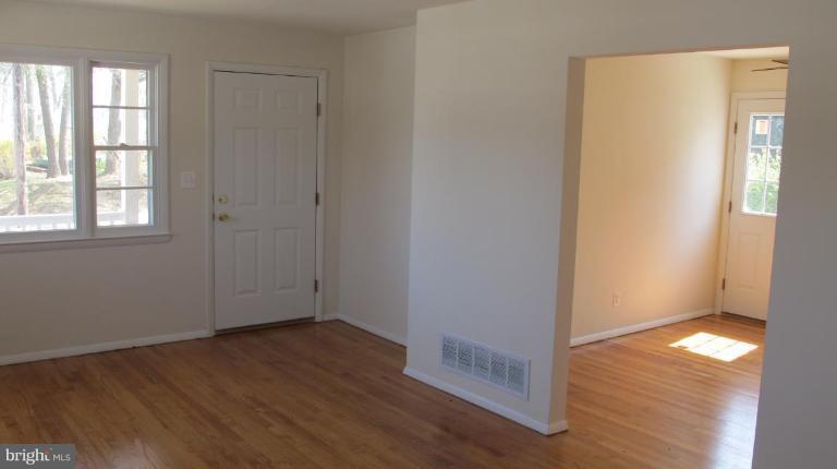 8004 Ridgely Oak Road Parkville, MD 21234 - Photo 12 of 14 Living Room
