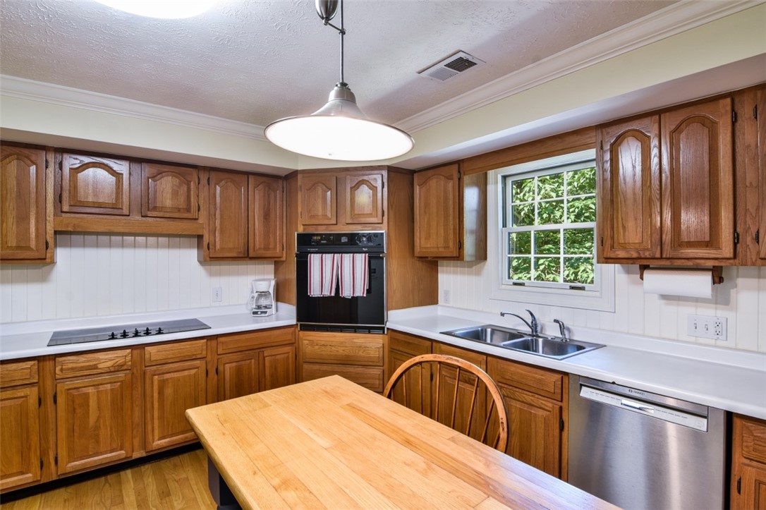 1484 Coneross Point Drive Seneca, SC 29678 - Photo 7 of 33 Gallery Image 7