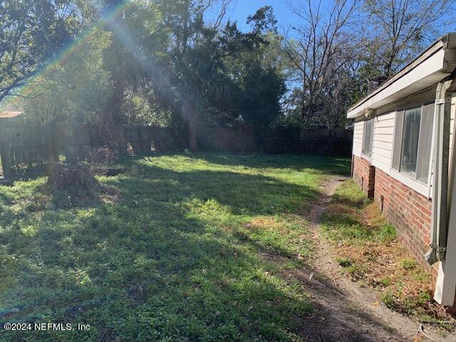 6640 Terry Road Jacksonville, FL 32216 - Photo 5 of 25 a backyard of a house with lots of green space