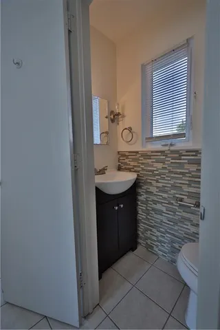 a bathroom with a toilet