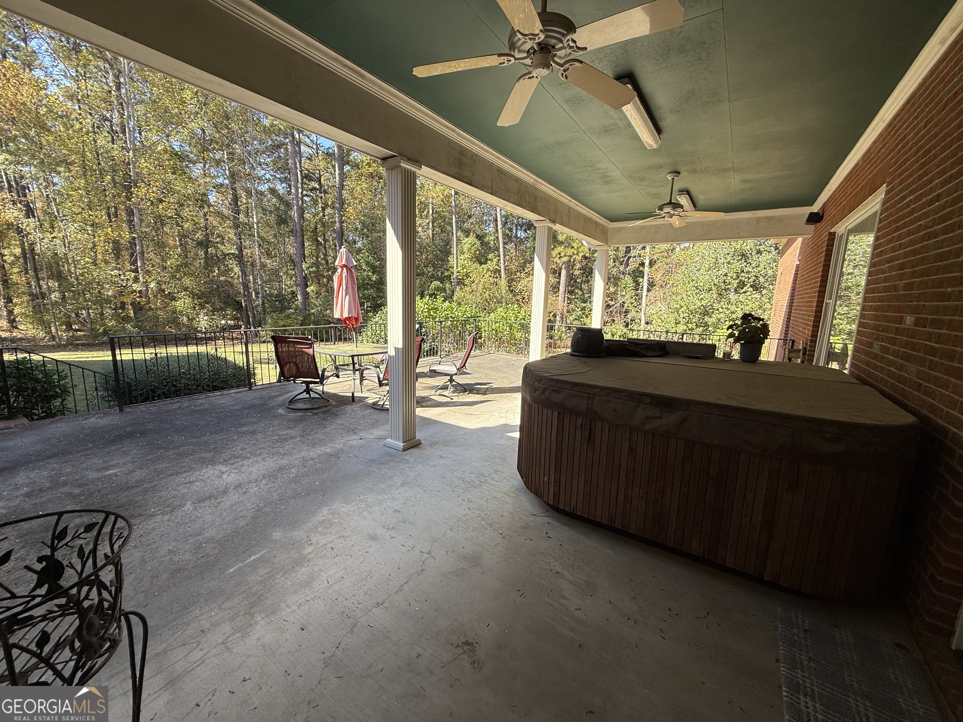 113 Parks Ridge Road Dublin, GA 31021 - Photo 47 of 99 a living room with furniture and a large window