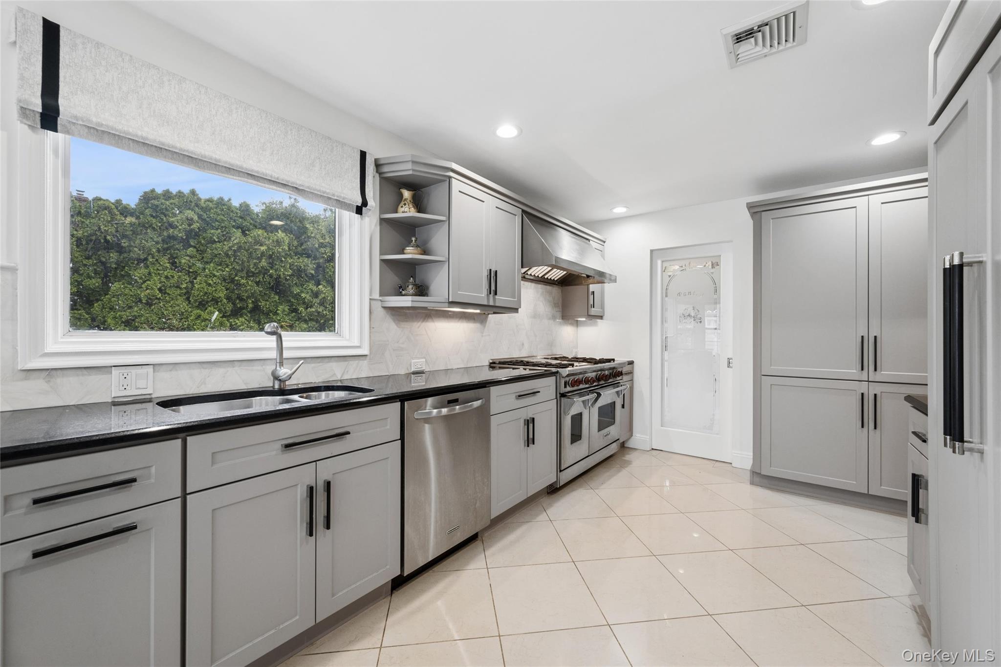 192 Split Rock Road Syosset, NY 11791 - Photo 11 of 36