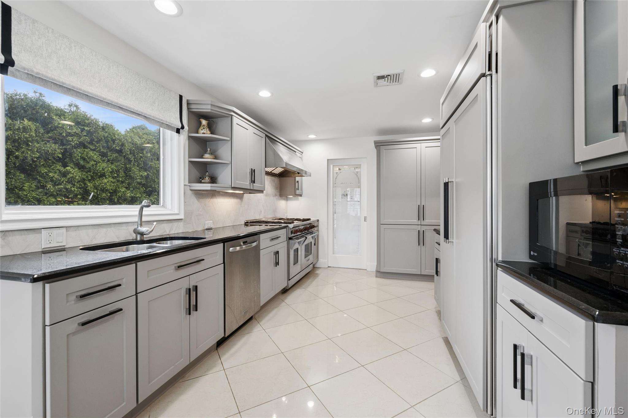 192 Split Rock Road Syosset, NY 11791 - Photo 10 of 36