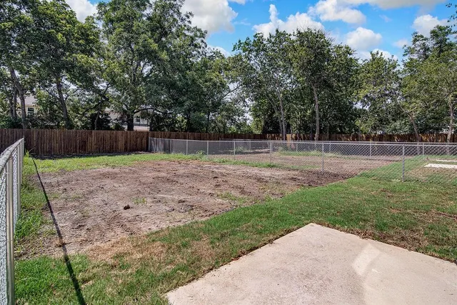 a view of a backyard