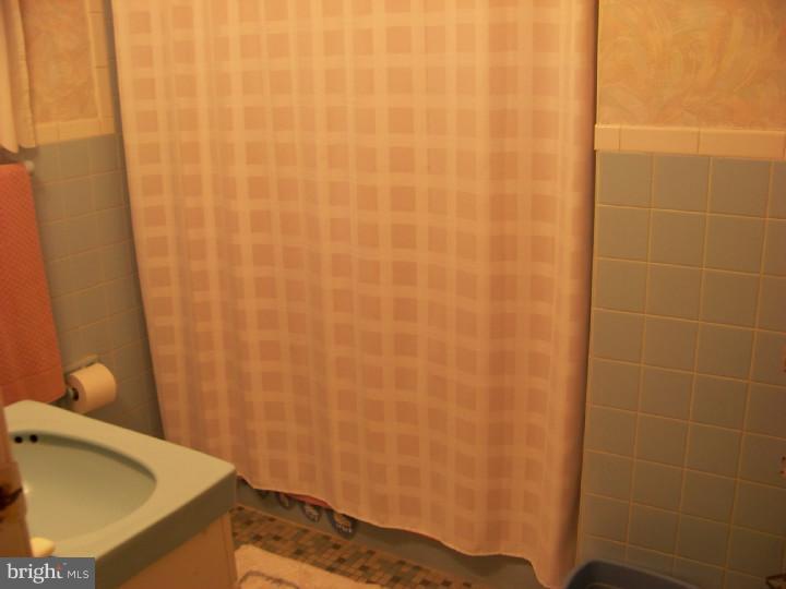 327 Evergreen Road Mount Laurel, NJ 08054 - Photo 12 of 17 a bathroom with a sink and curtain