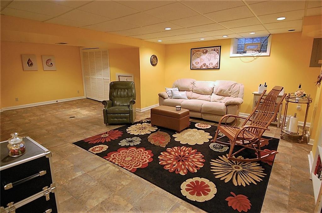 226 Rockingham Road Pittsburgh, PA 15238 - Photo 17 of 25 Gallery Image 17