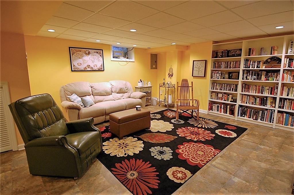 226 Rockingham Road Pittsburgh, PA 15238 - Photo 18 of 25 Gallery Image 18