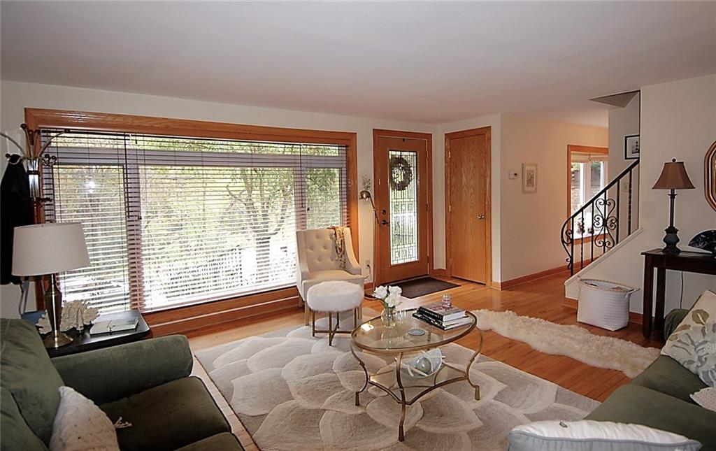 226 Rockingham Road Pittsburgh, PA 15238 - Photo 3 of 25 Gallery Image 3