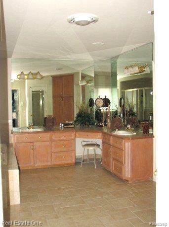 1080 Autumnview Drive Rochester, MI 48307 - Photo 16 of 20 16 Master Bathroom