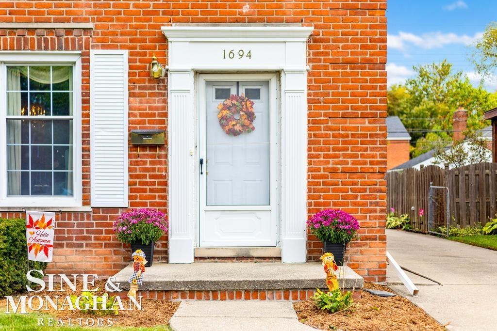 1694 Newcastle Road Grosse Pointe, MI 48236 - Photo 2 of 41 50124791-1.JPG
