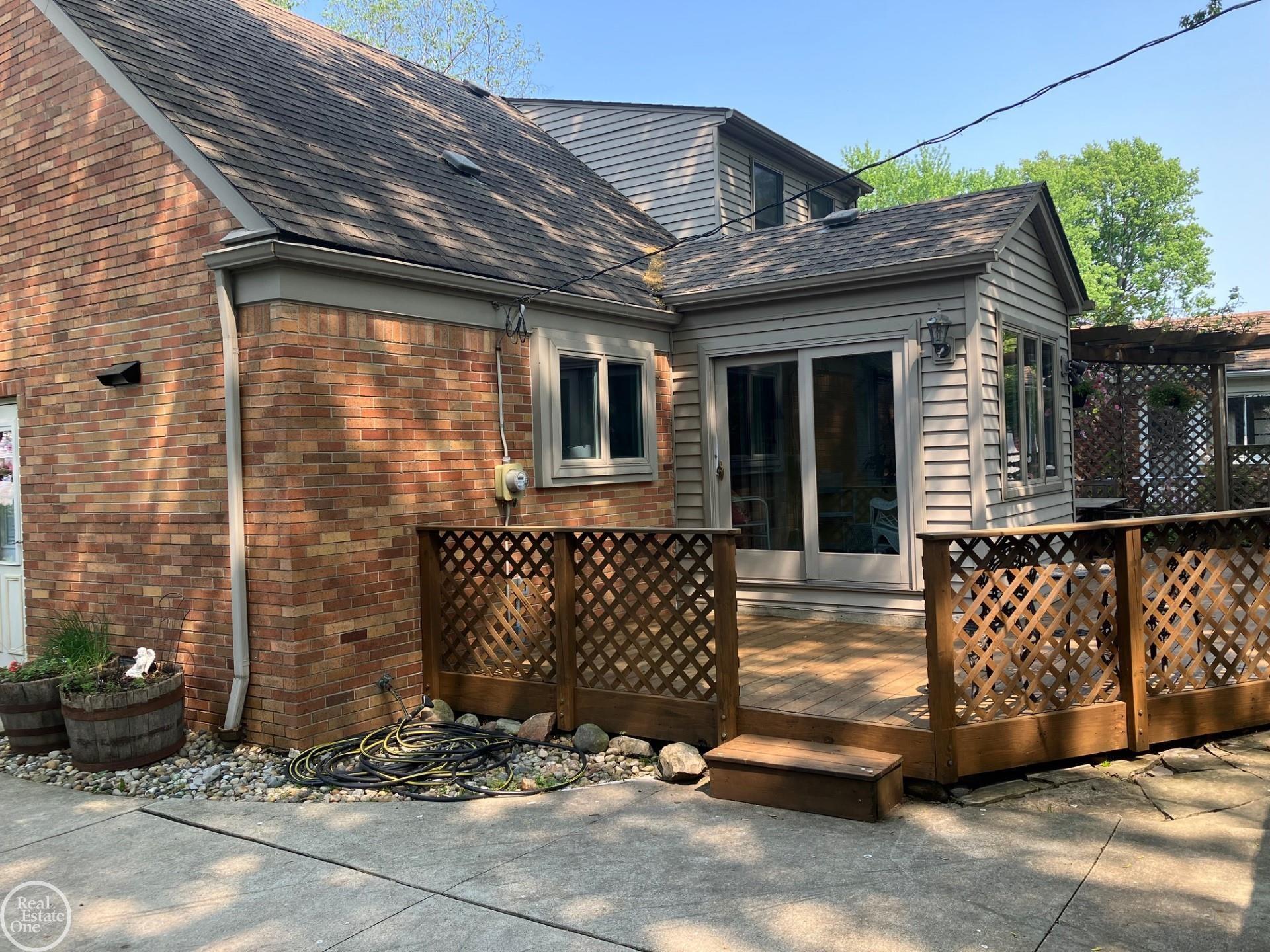 1231 Hawthorne Road Grosse Pointe, MI 48236 - Photo 34 of 41 50109491-33.JPG