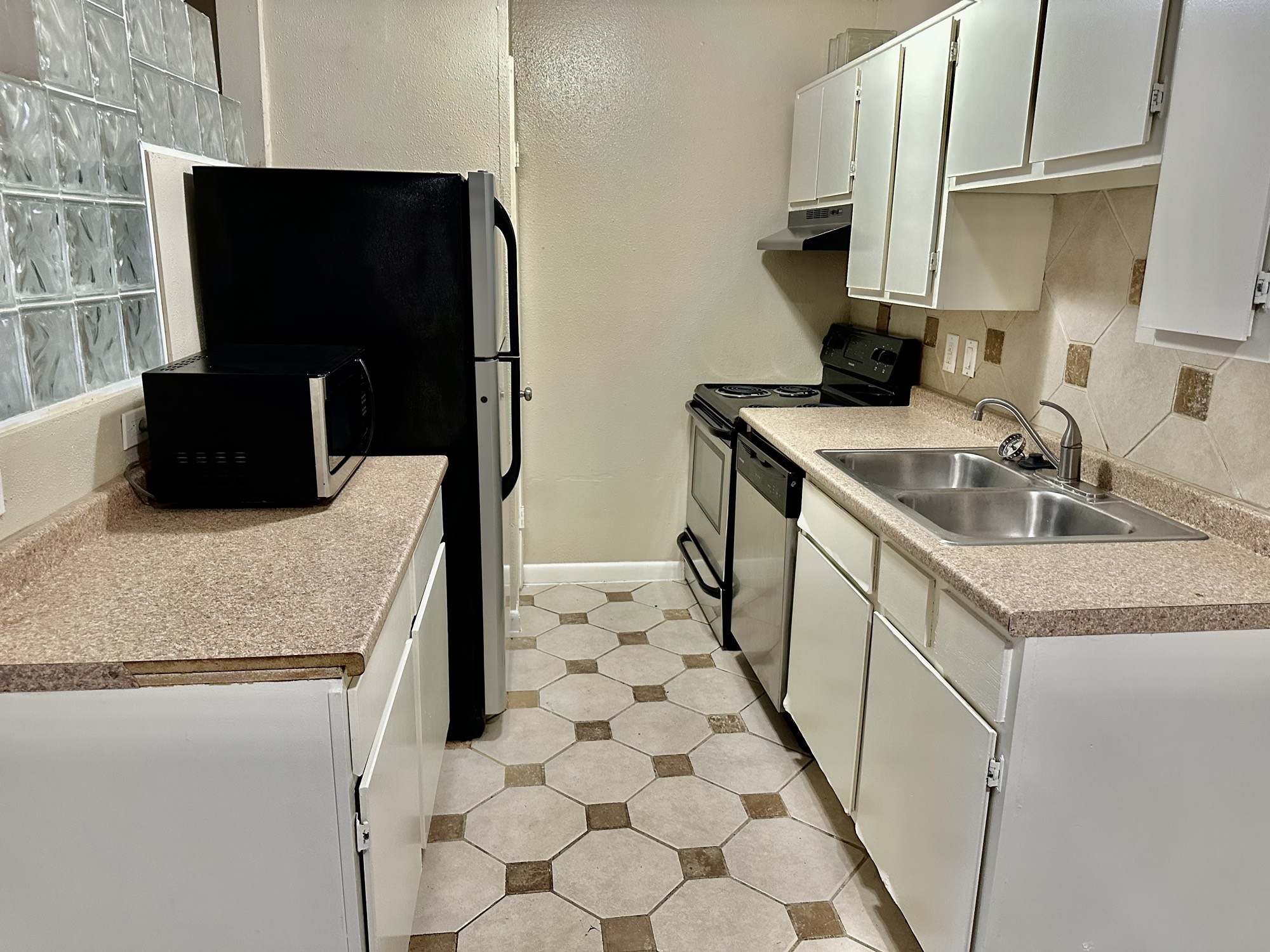 2750 Holly Hall Street, Unit 703 Houston, TX 77054 - Photo 8 of 20 Galley kitchen