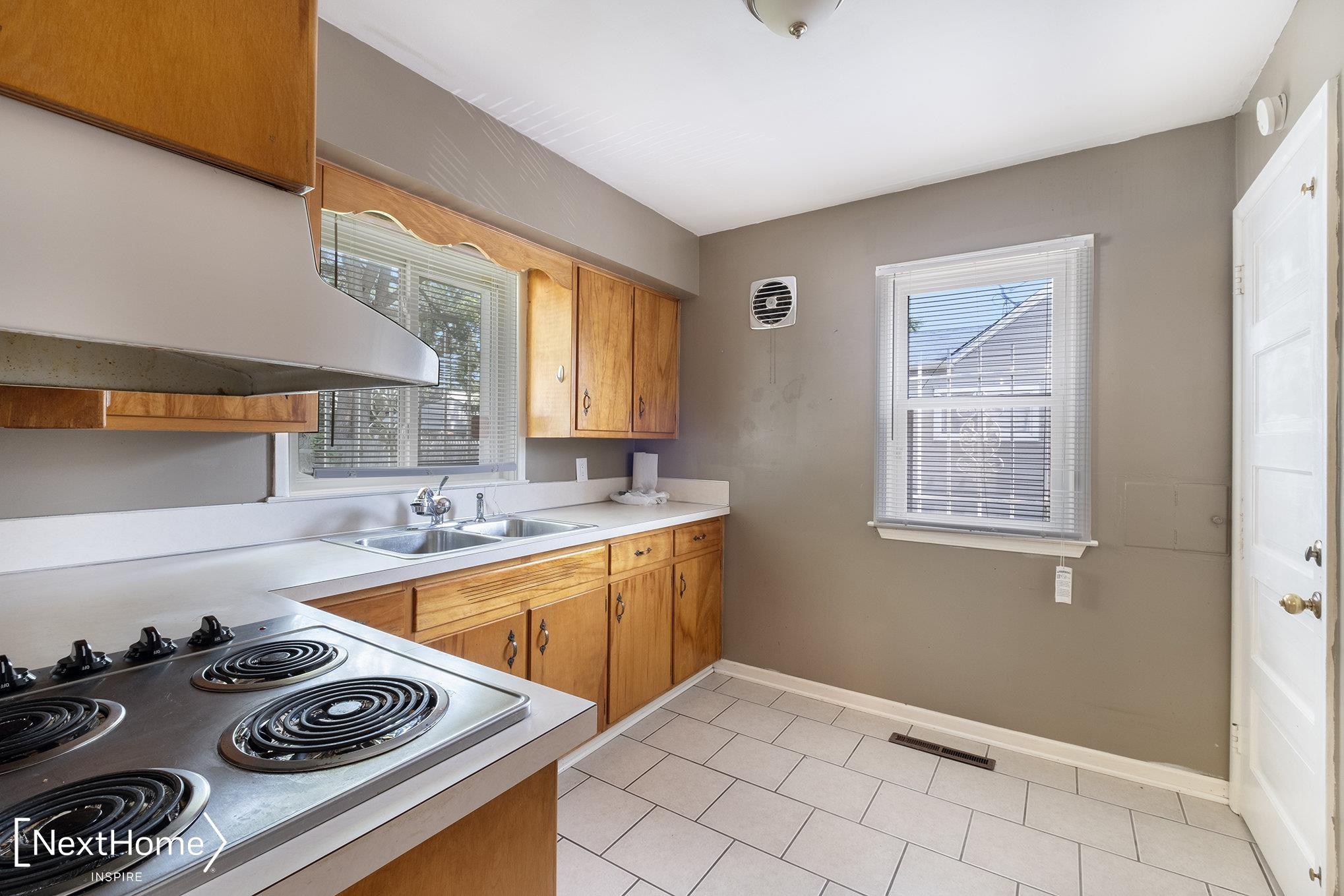 822 West Hemphill Road Flint, MI 48507 - Photo 7 of 19 50118192-6.JPG